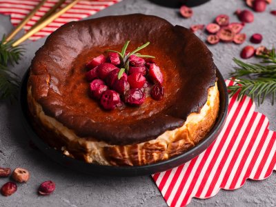 BEZGLUTENOWY Sernik Baskijski z liofilizowaną żurawiną i rozmarynem 590g